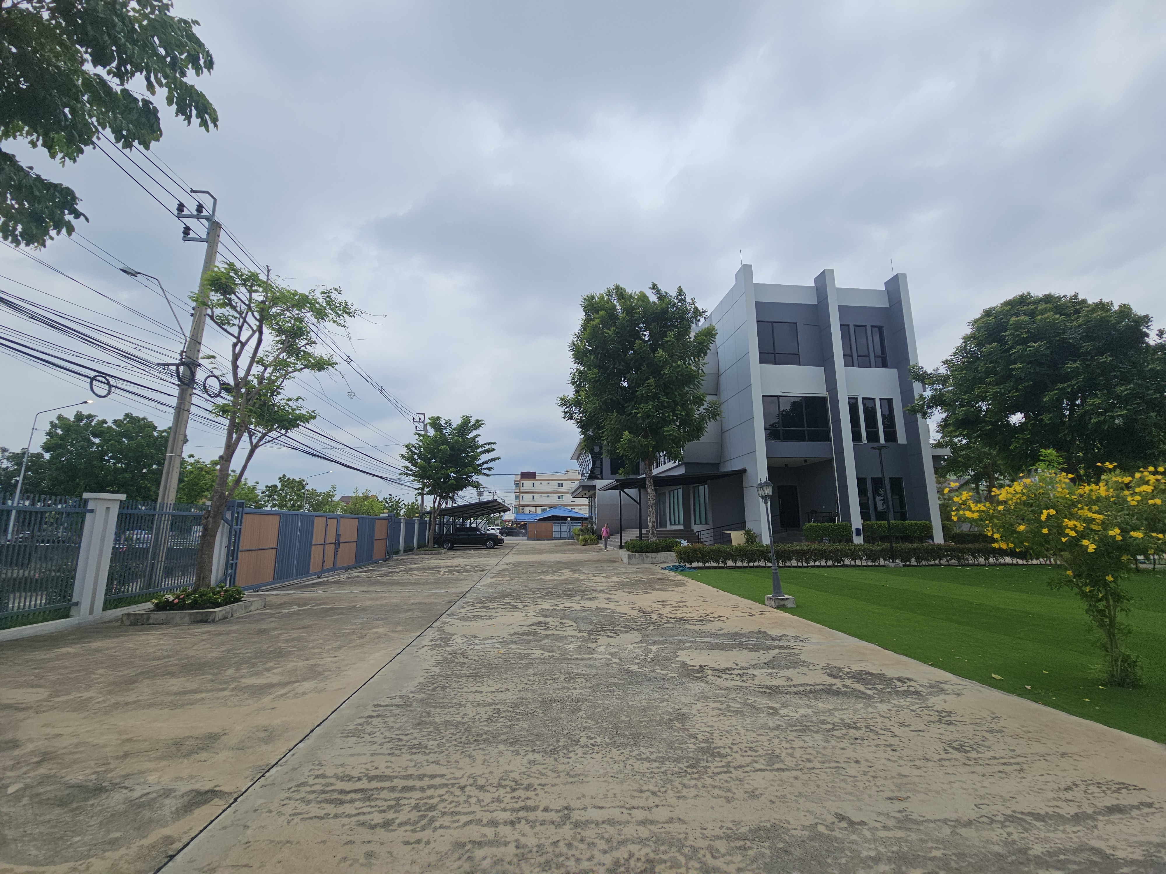 ให้เช่า! สำนักงาน 3 ชั้น + หอพักพนักงาน พุทธมณฑลสาย 1 (เนื้อที่ 2 ไร่)